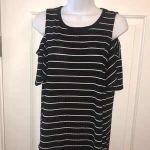 Light weight cold shoulder top